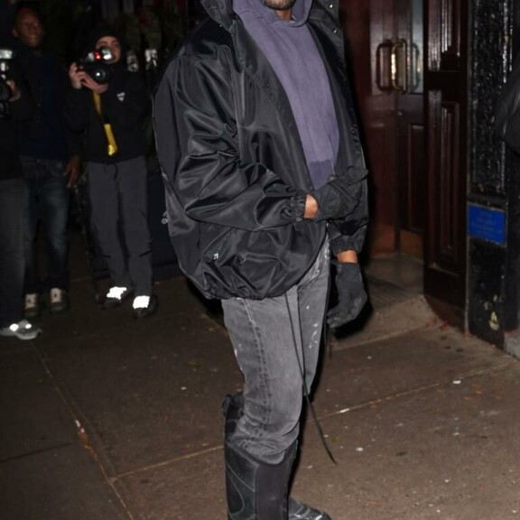 Kanye edusti rennossa tyylissään. Kanye edusti rennossa tyylissään.