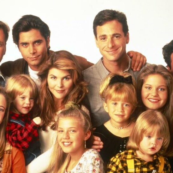 Bob (ylhäällä oikealla) näytteli Danny Tanneria sarjassa Full House vuosina 1987-1995. Bob (ylhäällä oikealla) näytteli Danny Tanneria sarjassa Full House vuosina 1987-1995.