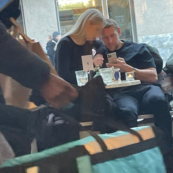 Vaalea kaunotar nojaili Andreihin tuttavallisesti kaksikon tutkiessa miehen puhelinta. Andrei Koivumäki ja blondi