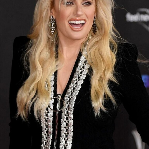 Rebelin mekko oli koristeltu hopeisilla yksityiskohdilla. r