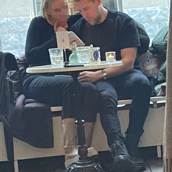 Andrei ja treffiseuralainen istuivat kahvilassa lähes sylikkäin. Andrei Koivumäki ja blondi