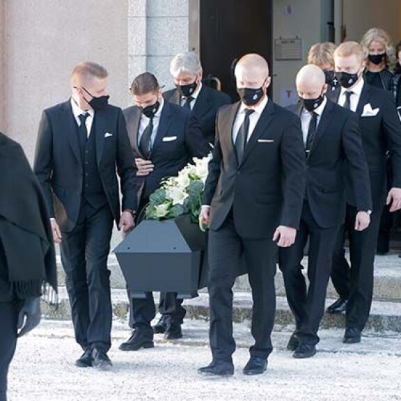 Kirsti Paakkasen mustan ruumisarkun päällä oli valkoisia liljoja. Liljat olivat hänen lempikukkiaan. Kirsti Paakkanen