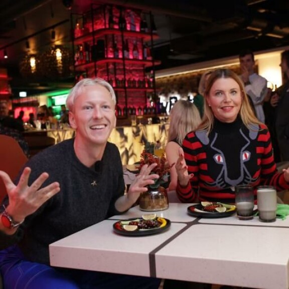 Anu Saagim saapui paikalle Zenja Fakinin kanssa. Anu Saag