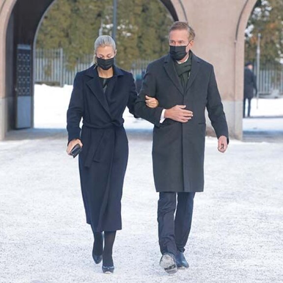 Mika Ihamuotila ja Linda Ekholm olivat myöhästyä hautajaisista. Mika Ihamuotila