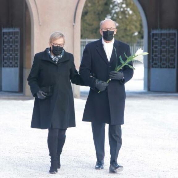 Matti ja Leena Alahuhta kuuluivat Kirsti Paakkasen tuttavapiiriin. Matti Alahuhta
