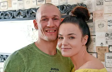 "Maito maistuu" Näin suloisesti Amin ja Nadia Asikainen toivottavat hyvää kaksosten päivää