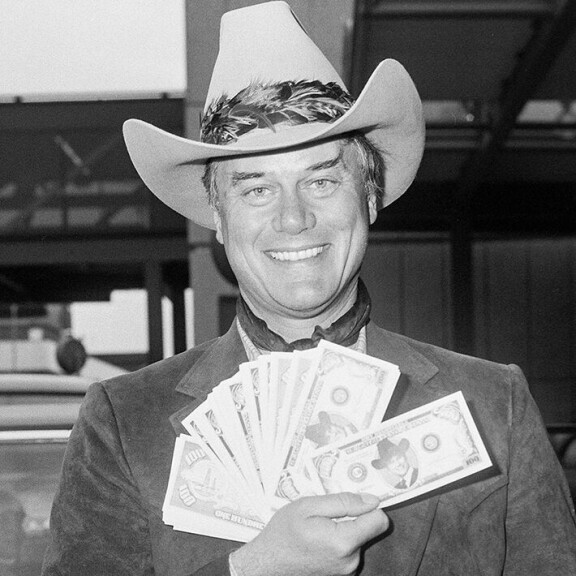 Larry Hagman näytteli;John Ross 'J.R.' Ewing Jr. -hahmoa Dallas-tv-sarjassa. jr