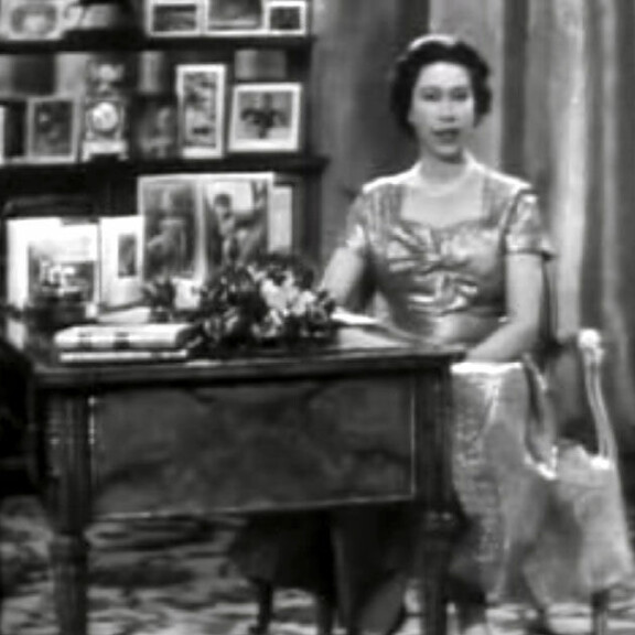 Elisabet piti ensimmäisen joulupuheensa joulupäivänä 1957 Sandringhamin kartanosta. Kuningatar Elisabet