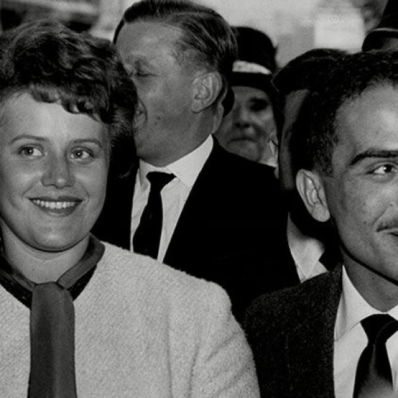 Abdullahin vanhempien Husseinin ja Munan avioliitto kesti kymmenen vuotta. Muna asuu ja työskentelee yhä Jordaniassa. Jordanian hallitsijapari Hussein ja Muna Al-Hussein