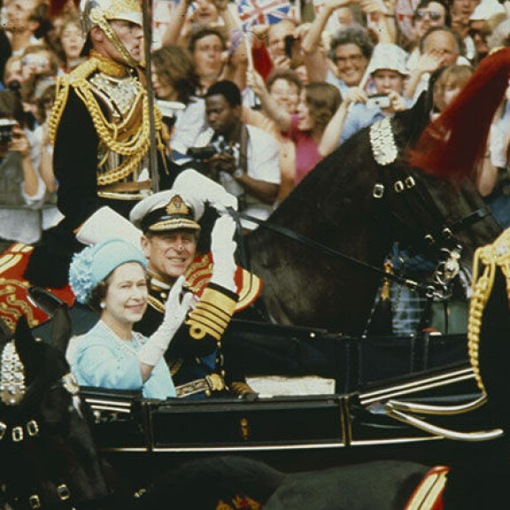 Elisabetin ja Philipin odotukset täyttyivät, kun esikoispoika Charles avioitui aatelisnaisen kanssa. Kesähäät 1981 olivat suuri kansanjuhla. Kuningatar Elisabet ja prinssi Philip