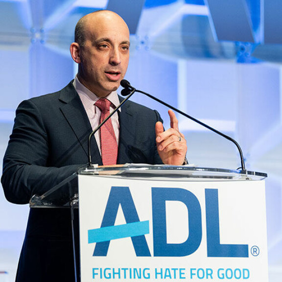 Jonathan Greenblatt muistutti Whoopia vastineessaan, että Hitlerin ideologia perustui ajatukseen, että arjalaiset ovat mestarirotu ja juutalaiset alempi ihmisrotu.; Jonathan Greenblatt