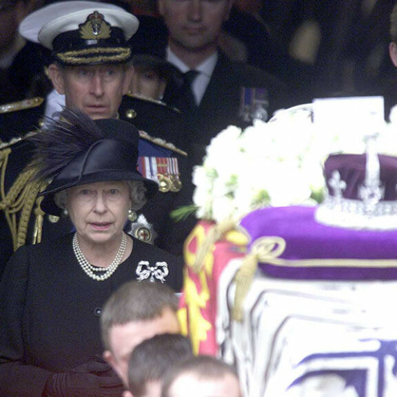 Alkuvuosi 2002 oli Elisabetille raskas: helmikuussa kuoli hänen Margaret-siskonsa, maaliskuussa äitinsä Elisabet.; Kuningataräidin hautajaiset