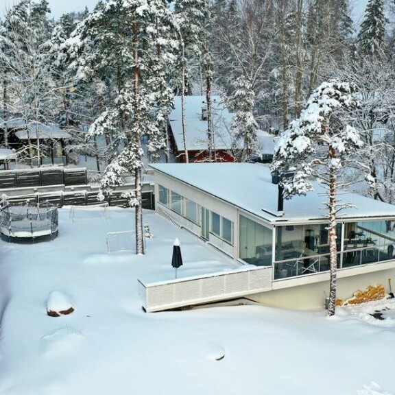 Pekan moderni miljoonakoti on tyypillinen rakennus Kauniaisten lintukodossa, jossa asuu paljon varakasta väkeä. Trampoliini kielii lapsista. Pekan moderni miljoonakoti on tyypillinen rakennus Kauniaisten lintukodossa, jossa asuu paljon varakasta väkeä. Trampoliini kielii lapsista.