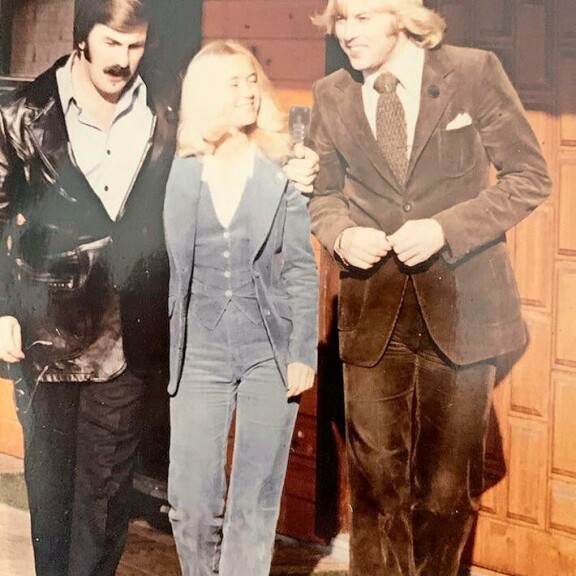 Yhdysvalloissa Seiskankin tapaama Pekka Lipsanen, Leila ja Danny näyttävät miten 1970-luvun puolivälissä pukeuduttiin tyylikkäästi. Yhdysvalloissa Seiskankin tapaama Pekka Lipsanen, Leila ja Danny näyttävät miten 1970-luvun puolivälissä pukeuduttiin tyylikkäästi.