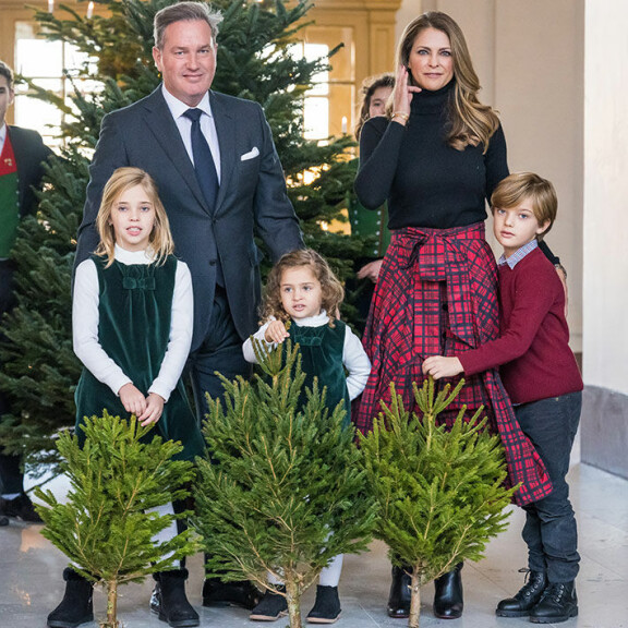 Madeleine ja Chris lapsineen tekivät viime joulukuussa yhden edustustehtävän Ruotsissa. He valitsivat minikuuset palatsiin. Prinsessa Madeleine, Chris O'Neill, prinsessat Leonore ja Adrienne sekä prinssi Nicolas