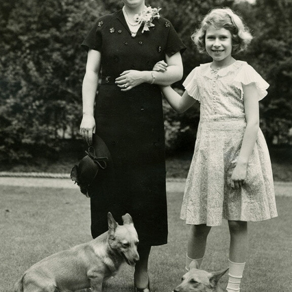 Jo Elisabetin lapsuuteen kuuluivat tärkeänä osana corgiet. Tässä äiti ja tytär lemmikkiensä kanssa Lontoon-kotinsa pihalla kesällä 1936. Kuningataräiti ja kuningatar Elisabet