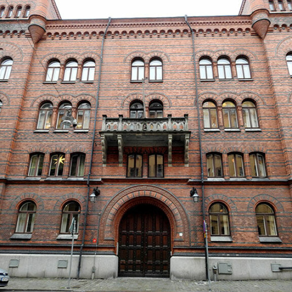 Tukholmassa vieraillessaan Madeleine asuu tässä rakennuksessa. Se sijaitsee kahden kilometrin päässä kuninkaanlinnasta.; Kuninkaalliset tallit