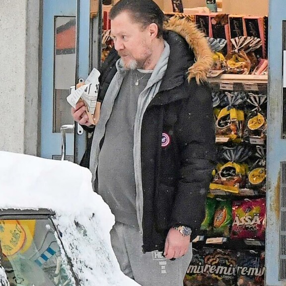 Muuttoa katsellessa Pertin tuli nälkä, jonka hän sammutti kioskilta hankkimallaan hiukopalalla. Muuttoa katsellessa Pertin tuli nälkä, jonka hän sammutti kioskilta hankkimallaan hiukopalalla.