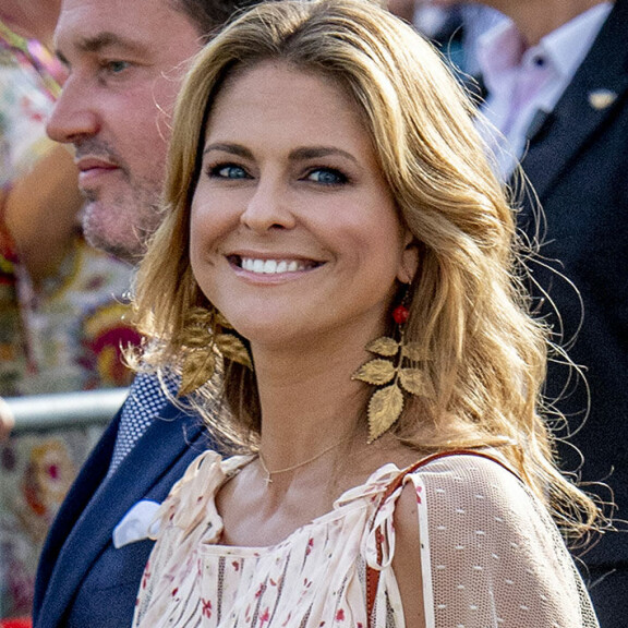 Kesällä 2018 Madeleine luotti vaaleisiin hiuksiin, mutta viime vuodet on viihtynyt enemmän brunettena. Prinsessa Madeleine ja Chris O'Neill