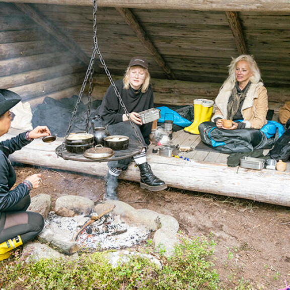 Ensimmäisenä pudotusuhan alle joutuivat Sani (vas.), Maiju, Pauliina ja Kelly. Ensimmäisenä pudotusuhan alle joutuivat Sani (vas.), Maiju, Pauliina ja Kelly.