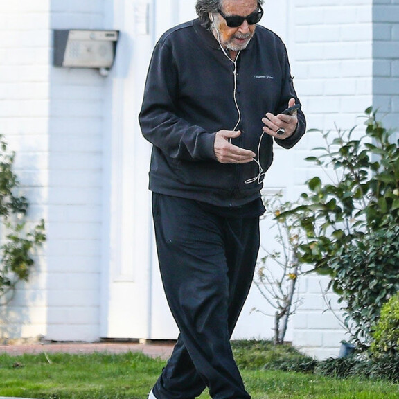 Pacino asuu vilkasliikenteisen palmupuiden reunustaman kadun varrella. Al Pacino