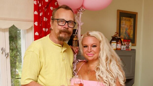 Johanna Tukiainen ja Veijo viettivät yhteisen viikonlopun Tukholmassa – vierailivat Jasmine-siskon haudalla Johanna Tukiainen ja Veijo Lalli
