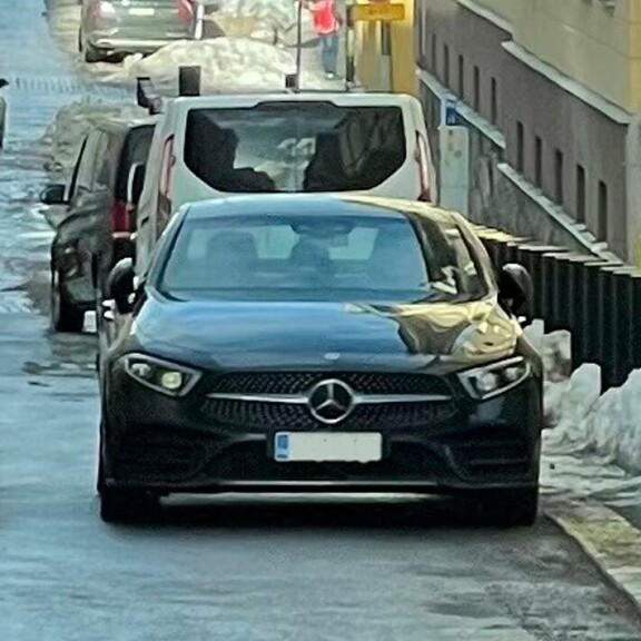 Joko taas! Martina Aitolehti törkyparkeerasi öky-Mersunsa – kuva! Martina Aitolehden auto