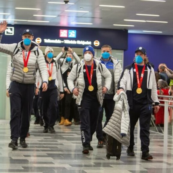 Pekingin paluulento oli pahasti myöhässä, mutta lopulta olympiakultaa voittaneet Leijonat marssivat Hki-Vantaan terminaaliin;– mutta vain pieneksi hetkeksi. Pekingin paluulento oli pahasti myöhässä, mutta lopulta olympiakultaa voittaneet Leijonat marssivat Hki-Vantaan terminaaliin.