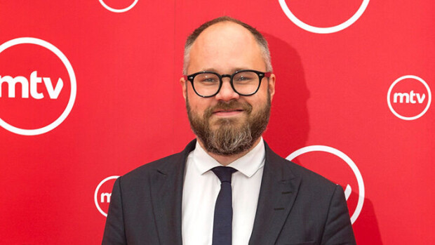 Näin Tuomas Enbuske hakee seuraa - profiili antaa juontajasta erikoisen kuvan Tuomas Enbuske