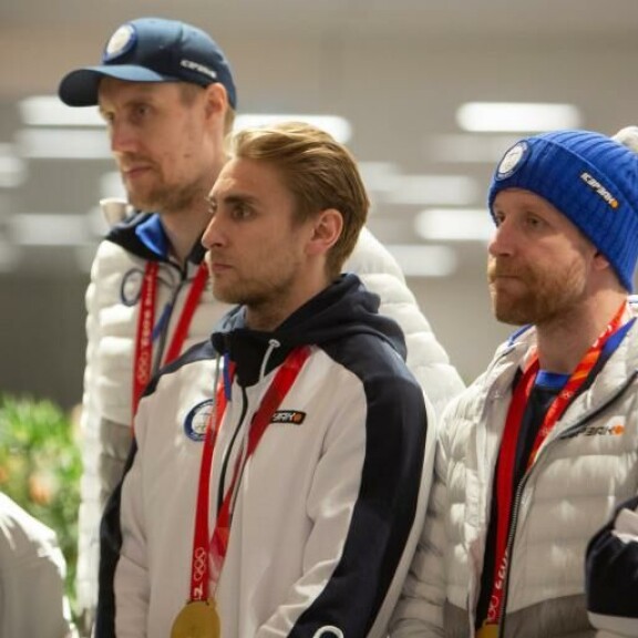 Väsyneitä olympiasankareita seisotettiin loputtoman pitkään juhlapuheiden kourissa, joita moni paikalla olleista ei edes kuullut. Väsyneitä Leijonia seisotettiin loputtoman pitkään juhlapuheiden kourissa, joita moni paikalla olleista ei edes kuullut.