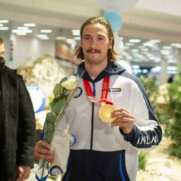 Koko Suomen pensselisetä! Hannes Björninen esittelee olympiakultamitalia Helsinki-Vantaalla. Koko Suomen pensselisetä! Hannes Björninen esittelee olympiakultamitalia Helsinki-Vantaalla.