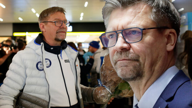 Jukka Jalosen rempseä juhlakunto kiinnitti huomion Helsinki-Vantaalla – kultakoutsilla silminnähden hilpeä kotiinpaluu: kuvat! Jukka Jalonen.