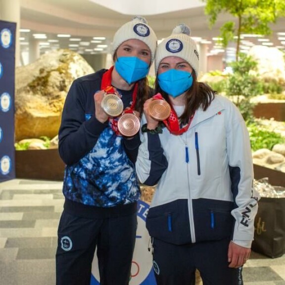Mitalit kilisee! Kerttu Niskanen ja Krista Pärmäkoski kuuluivat Suomen huippuonnistujiin Pekingin olympialaisissa. Mitalit kilisee! Kerttu Niskanen ja Krista Pärmäkoski kuuluivat Suomen huippuonnistujiin Pekingin olympialaisissa.