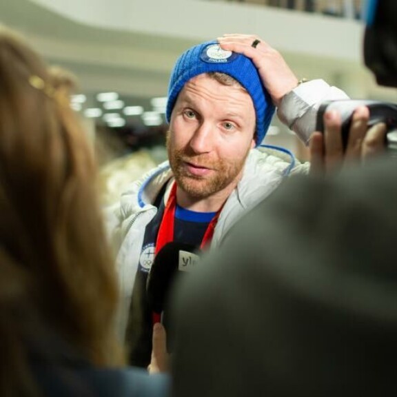 Olympiakultaa voittaneen Leo Komarovin haastattelun sai, jos sattui seisomaan oikeassa paikassa. Olympiakultaa voittaneen Leo Komarovin haastattelun sai, jos sattui seisomaan oikeassa paikassa.
