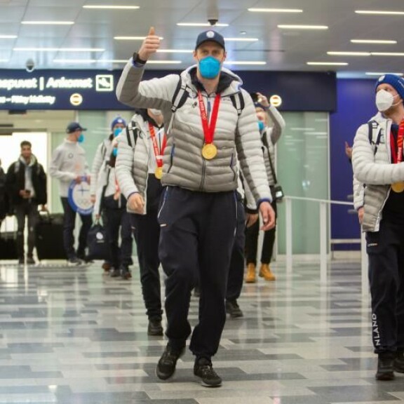 Sieltä saapuu Mörkö! Leijonien yli kaksimetrinen varakapteeni Marko Anttila julisti juhlivansa kunnolla. Sieltä saapuu Mörkö! Leijonien varakapteeni Marko Anttila julisti juhlivansa kunnolla.
