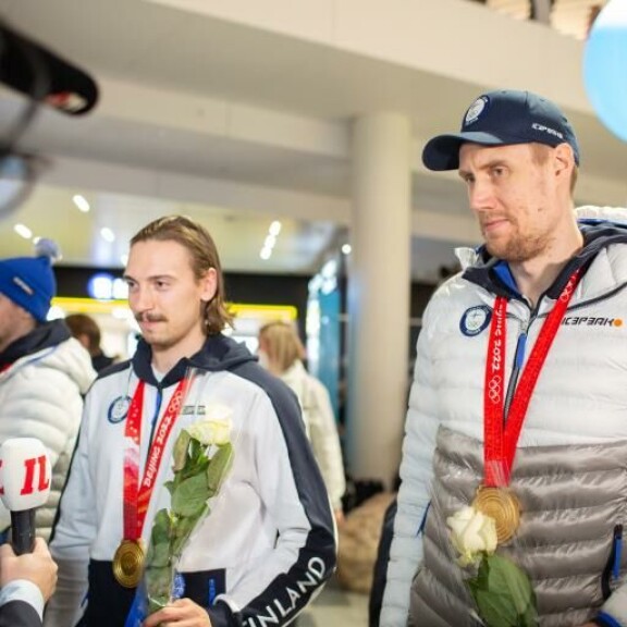 Leijonien telaketjun sankarit olivat haluttuja haastateltavia. Kuvassa olympiakullan ratkaissut Hannes Björninen (vas.) ja Marko-Mörkö Anttila. Leijonien telaketjun sankarit olivat haluttuja haastateltavia. Kuvassa olympiakullan ratkaissut Hannes Björninen (vas.) ja Marko-Mörkö Anttila.