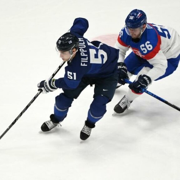 Suomen Valtteri Filppula vie ja Slovakian Marko Dano vikisee. Leijonat löi slovakit jo alkusarjassa, jatkuuko sama ryöpytys myös olympialätkän välierässä? Suomen Valtteri Filppula vie ja Slovakian Marko Dano vikisee. Leijonat löi slovakit jo alkusarjassa, jatkuuko sama ryöpytys myös olympialätkän välierässä?