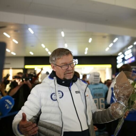 Jukka Jalosen rempseä juhlakunto kiinnitti huomion Helsinki-Vantaalla – kultakoutsilla silminnähden hilpeä kotiinpaluu: kuvat! Jukka Jalonen oli osannut juhlistaa Leijonien ensimmäistä olympiakultaa.