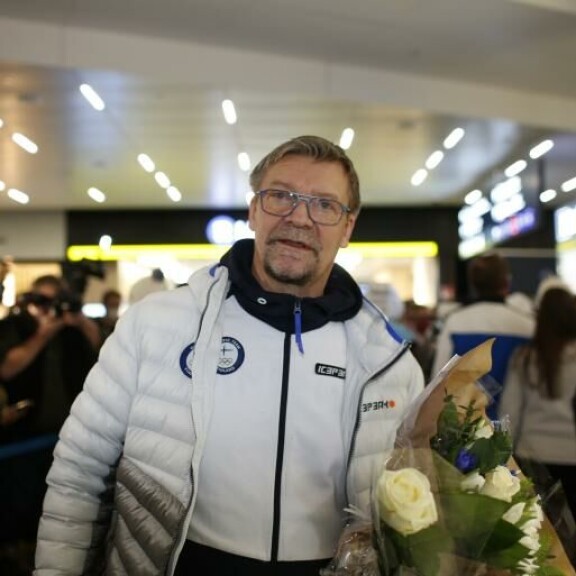 Jukka Jalosen rempseä juhlakunto kiinnitti huomion Helsinki-Vantaalla – kultakoutsilla silminnähden hilpeä kotiinpaluu: kuvat! Jukka Jalonen oli osannut juhlistaa Leijonien ensimmäistä olympiakultaa.