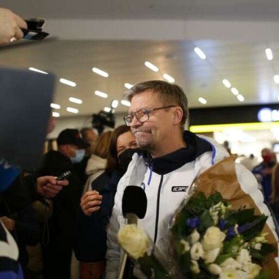 Jukka Jalosen rempseä juhlakunto kiinnitti huomion Helsinki-Vantaalla – kultakoutsilla silminnähden hilpeä kotiinpaluu: kuvat! Jukka Jalonen oli osannut juhlistaa Leijonien ensimmäistä olympiakultaa.