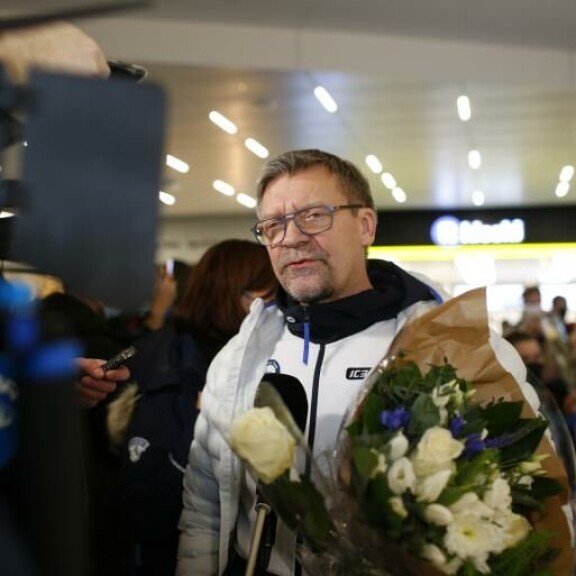 Jukka Jalosen rempseä juhlakunto kiinnitti huomion Helsinki-Vantaalla – kultakoutsilla silminnähden hilpeä kotiinpaluu: kuvat! Jukka Jalonen oli osannut juhlistaa Leijonien ensimmäistä olympiakultaa.