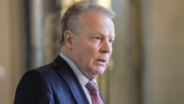 Ilkka Kanerva, 74, teki oharit tv-ohjelmalle – tiuski toimittajalle: ”Mitä tämä sinulle kuuluu?” Ilkka Kanerva