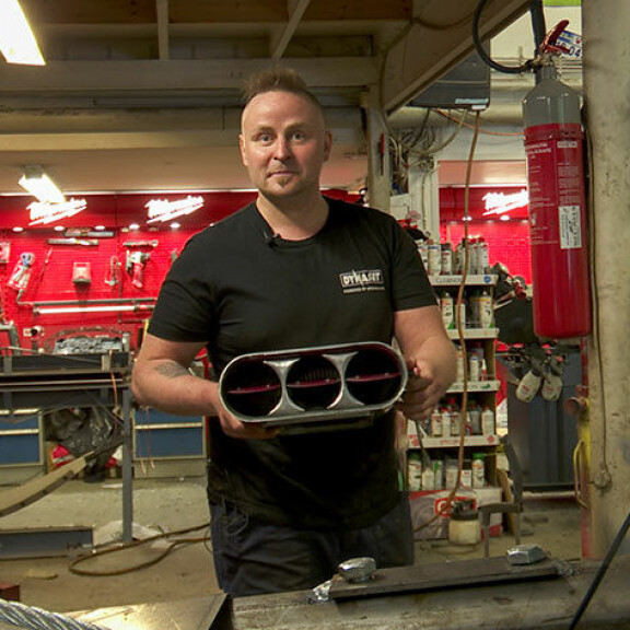 Latelan Lauri Huttunen liittyi Tinderiin – autoprojekti tyssää naisten perässä kylillä juoksenteluun Lauri