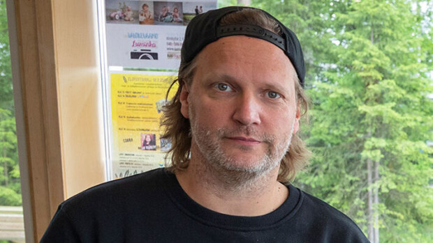 Radiojuontaja Kim Sainion ulkonäkö hämmentää somessa – seuraajat huolissaan: ”Mitä on tapahtunut?” Kim Sainio