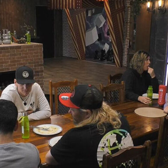 Big Brother -talossa seksikeskustelu ruokapöydässä – Sofialta täystyrmäys: 'Mä vihaan kortsuja' bb