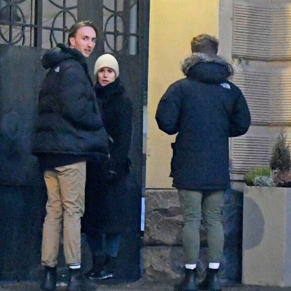 Ilmari ja Sanna äkkäsivät paparazzin ja loivat tämän suuntaan vihaisia katseita. Ilmari ja Sanna äkkäsivät paparazzin ja loivat tämän suuntaan vihaisia katseita.