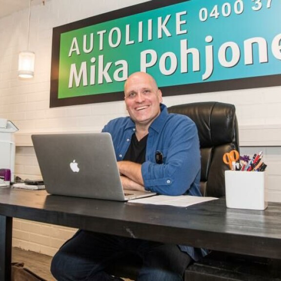 Lahdessa matkailuautoliikettä pyörittävä Mika Pohjonen olisi mielellään pitänyt käsistään kätevän Janne Ahosen palkkalistoillaan. Kuningaskotka ehti työskennellä hänelle noin kaksi vuotta. Mika Pohjonen olisi mielellään pitänyt käsistään kätevän Janne Ahosen palkkalistoillaan. Kuningaskotka ehti työskennellä hänelle noin kaksi vuotta.