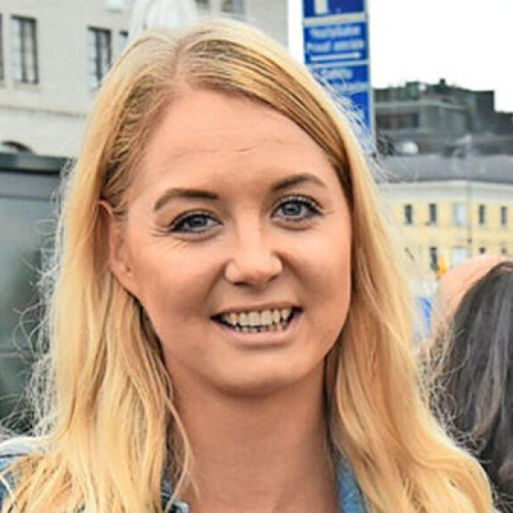 Jenny viittaa tekstissään Satuun, joka tuli Juhan 'valituksi' Bachelor-sarjassa. Myöhemmin hän on löytänyt rakkauden. Bachelor-Satu