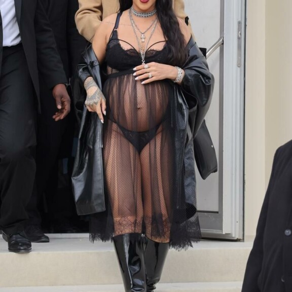 Rihanna säteilee raskausonnea. Rihanna