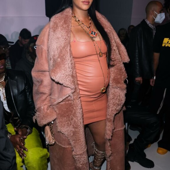 Persikkainen look oli Rihannan valinta. Rihanna